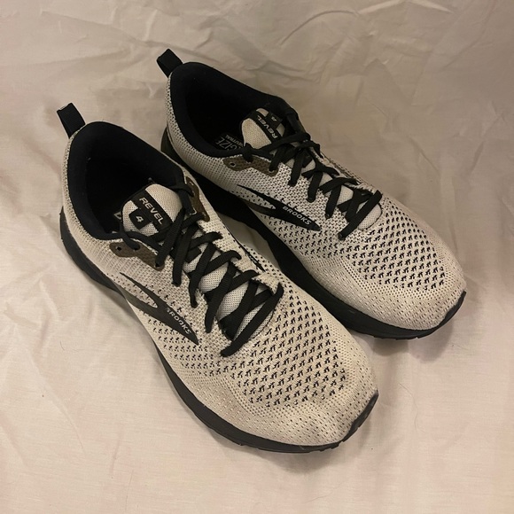 Women’s Brooks Revel 4 White/Black - Picture 2 of 8